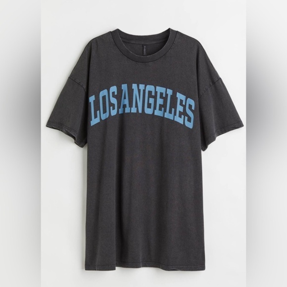 H&M dark gray wash t-shirt w/ "LOS ANGELES" blue printed across the chest 🩶💙